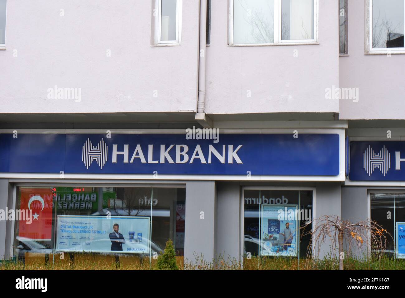 Zweigstelle der türkischen Staatsbank Halkbank -Halk Bankasi- Namen und Logo für den Außenbereich Stockfoto