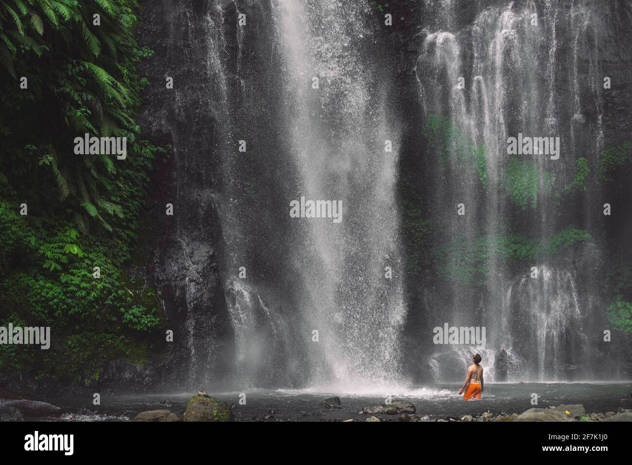 Am 17. Juli 2019 befindet sich ein Mann am Fuße des Sekumpul-Wasserfalls in Nord-Bali. UN homme est au pied de la Cascade Sekumpul dans le nord de Bali le 17 Stockfoto