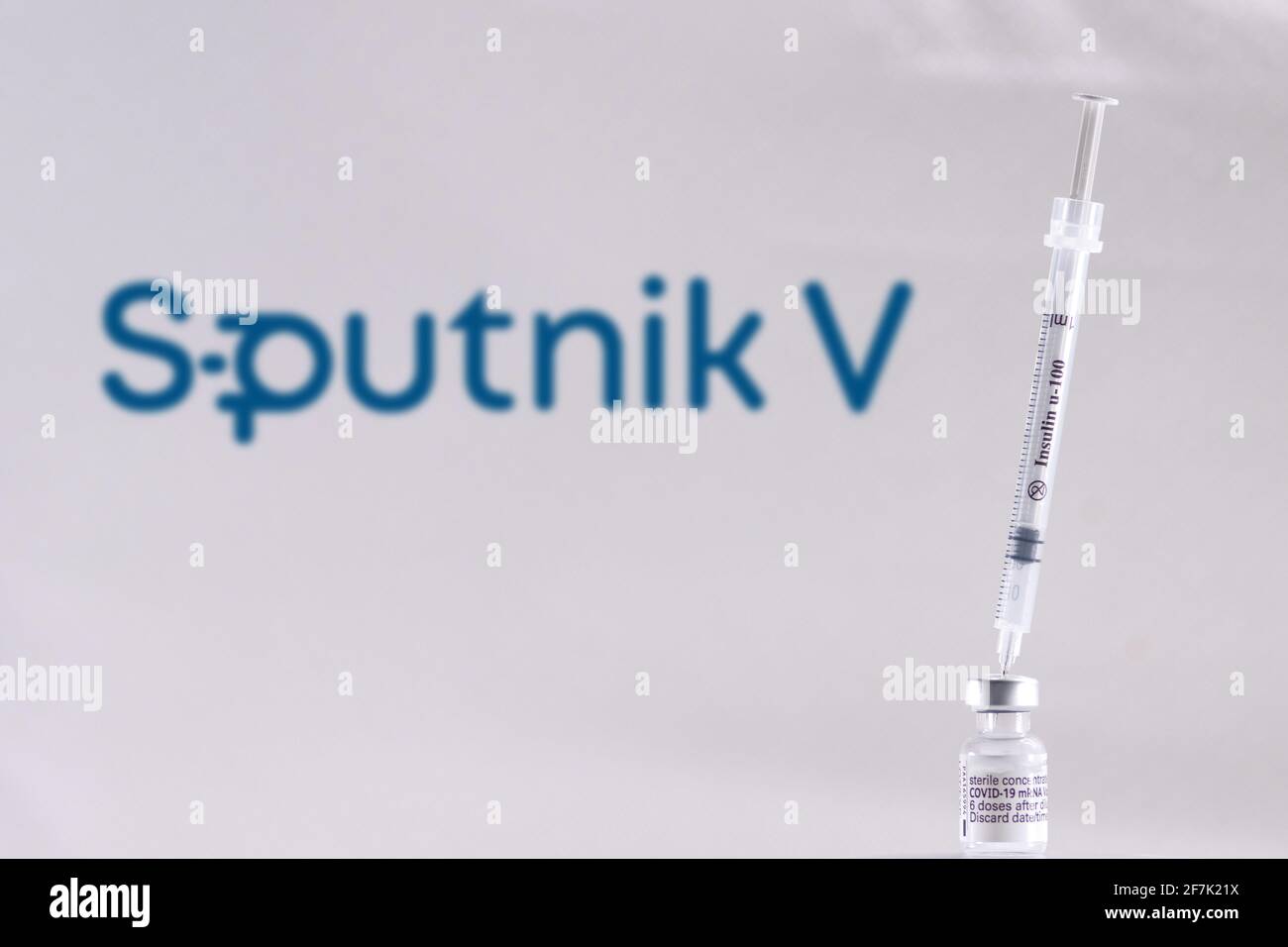 Impfstoff gegen COVID-19 und Sputnik V-Logo, in Prag, Tschechische Republik, 5. April 2021. (CTK Photo/Martin Macak Gregor) Stockfoto