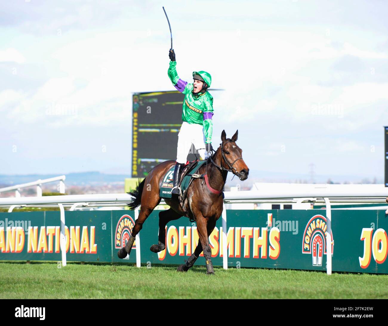 THE GRAND NATIONAL AINTREE 4/4/09. LIAM TREDWELL AUF MON MOME WINS. BILD DAVID ASHDOWN Stockfoto