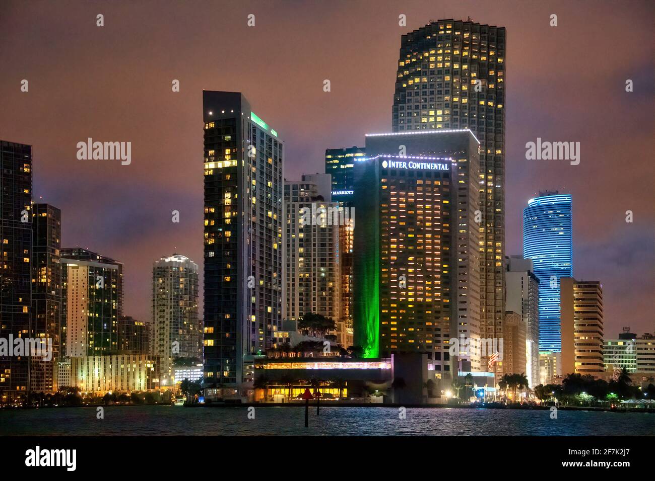 Skyline von Miami bei Nacht, Florida, USA Stockfoto