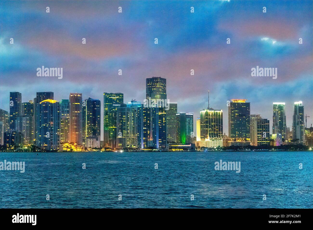 Skyline von Miami bei Nacht, Florida, USA Stockfoto