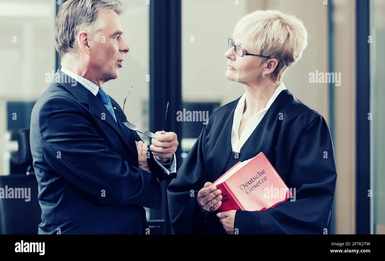 Rechtsanwalt mit Zivilgesetzbuch und Mandant Stockfoto