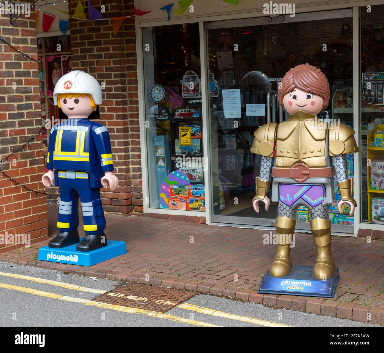 Riesige Playmobil-Charaktermodelle vor dem Spielzeugladen, Marlborough,  Wiltshire, England, Großbritannien Stockfotografie - Alamy