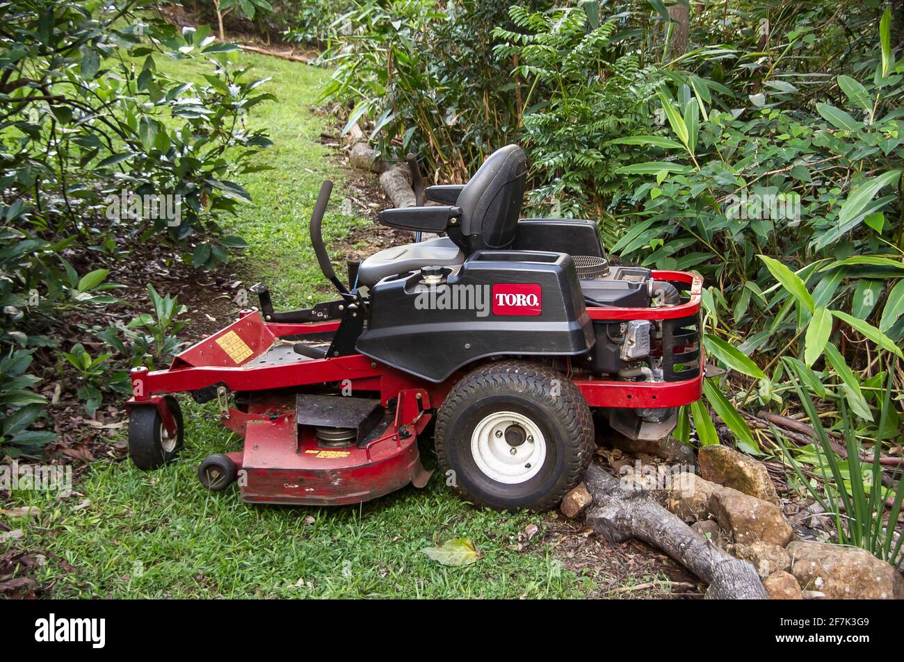 Aufsitzmäher. Toro, Zero-Turn, Titan, ZX5400, klemmt, nachdem er bei Regenwetter auf nassem Gras außer Kontrolle geraten war. Queensland, Australien. Stockfoto