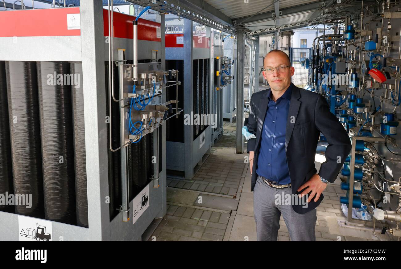 Duisburg, Nordrhein-Westfalen, Deutschland - Dr.-Ing. Christian Spitta, Leiter der Abteilung Wasserstoffinfrastruktur, Versuchsanlage für Wasserstofftankung, Stockfoto