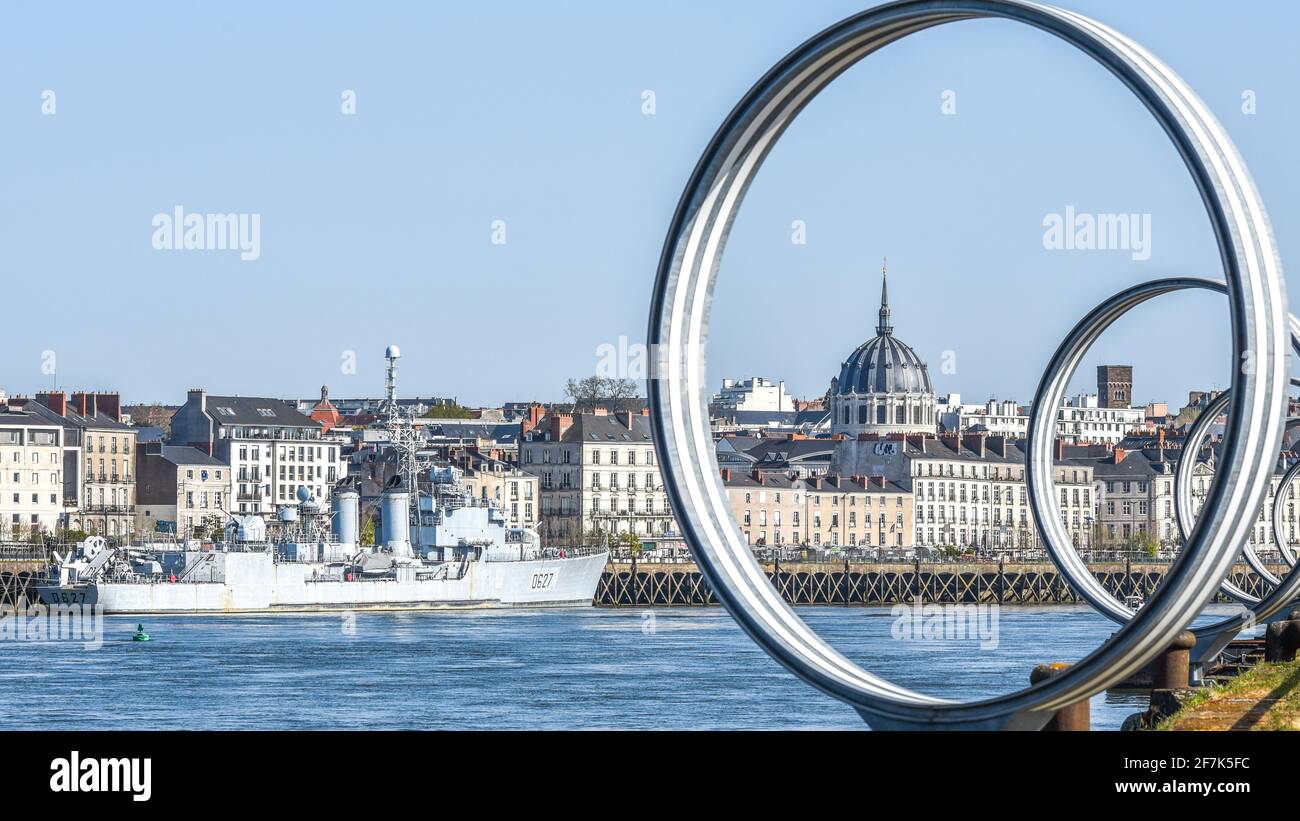 Blick auf das Stadtzentrum von Nantes in Frankreich. Historische Mietshäuser, Kriegsschiff, Stadtlandschaft. Stockfoto