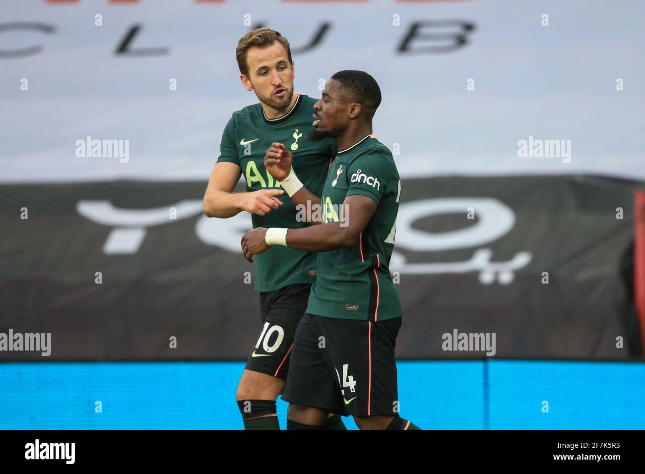 Harry Kane #10 von Tottenham Hotspur und Serge Aurier #24 Von Tottenham Hotspur sprechen über die Kreationen von Tanguy NDombele #28 von Tottenham Hotspur Tor als Tottenham gehen 1-3 nach oben Stockfoto