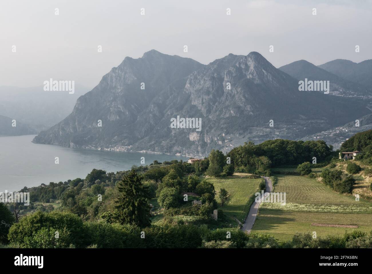 Panoramasicht auf das Panorama des iseosees vom Monte aus isola Stockfoto