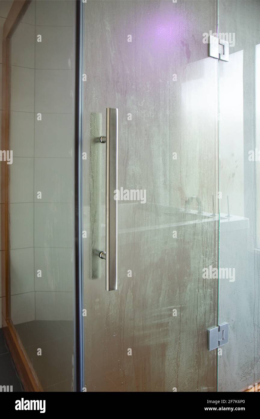 Modernes Dampfbad im Badezimmer Stockfoto