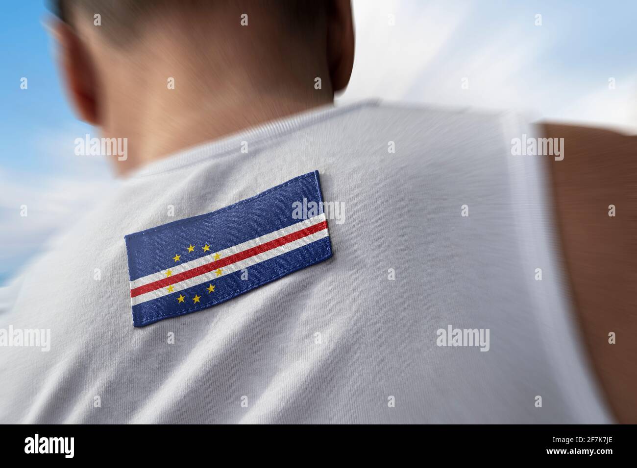 Die Nationalflagge von Kap Verde auf dem Rücken des Athleten Stockfoto