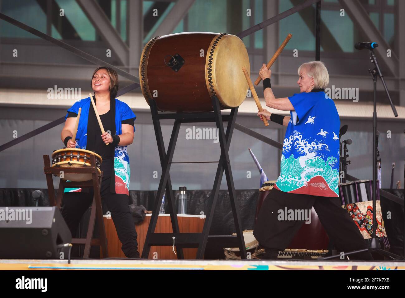 Frauen spielen Taiko oder traditionelle japanische Holztrommeln. Die ...
