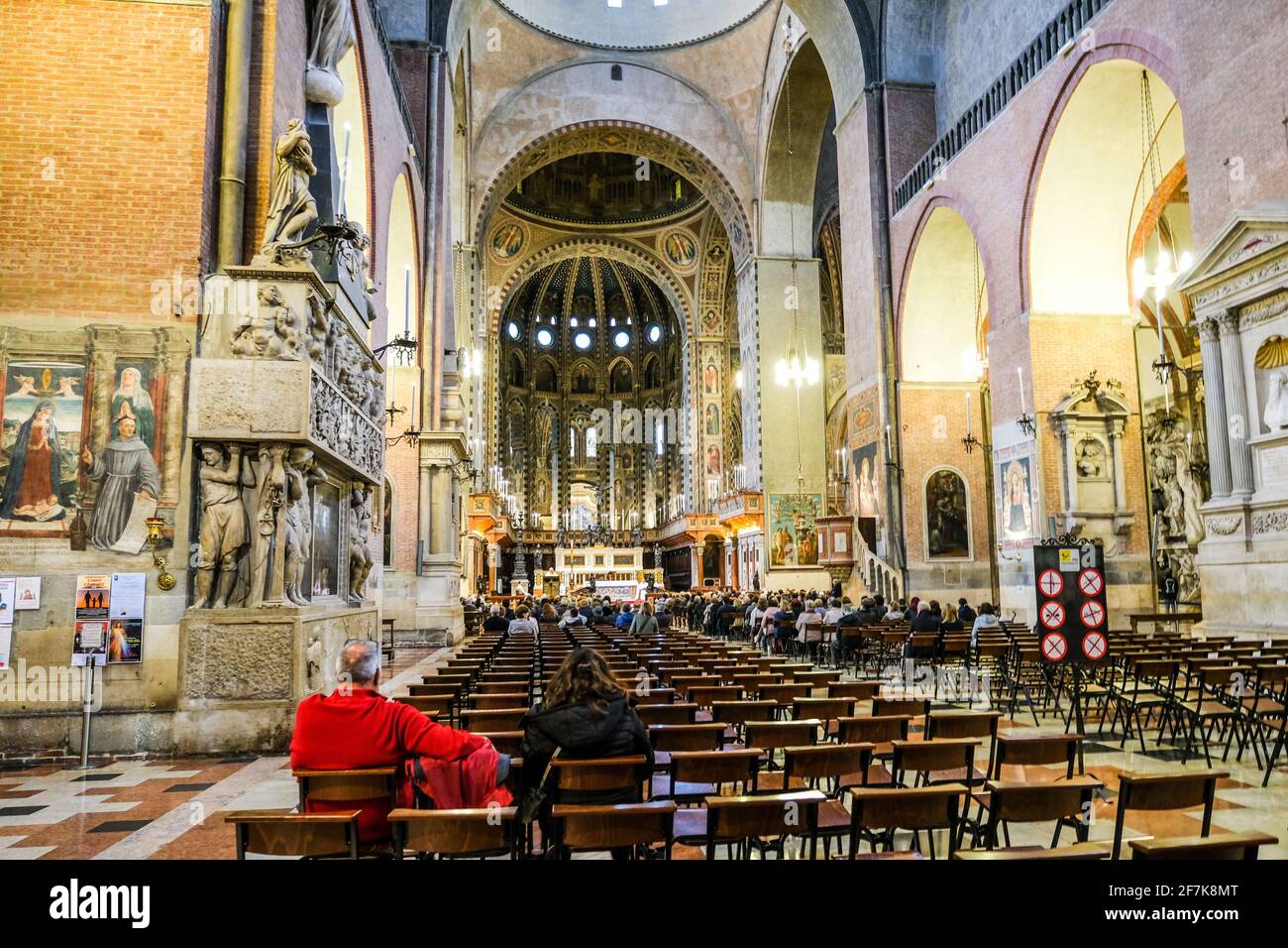 Basilika des heiligen Antonius in Padua Italien während der Messe Stockfoto