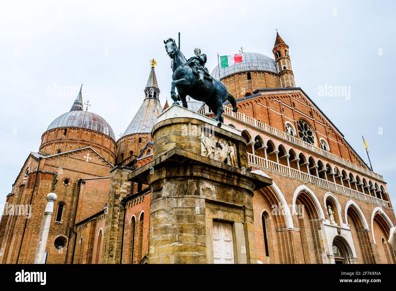Außenansicht der Basilika St. Antonius in Padua Italien mit Eine Statue von Donatelli im Vordergrund Stockfoto