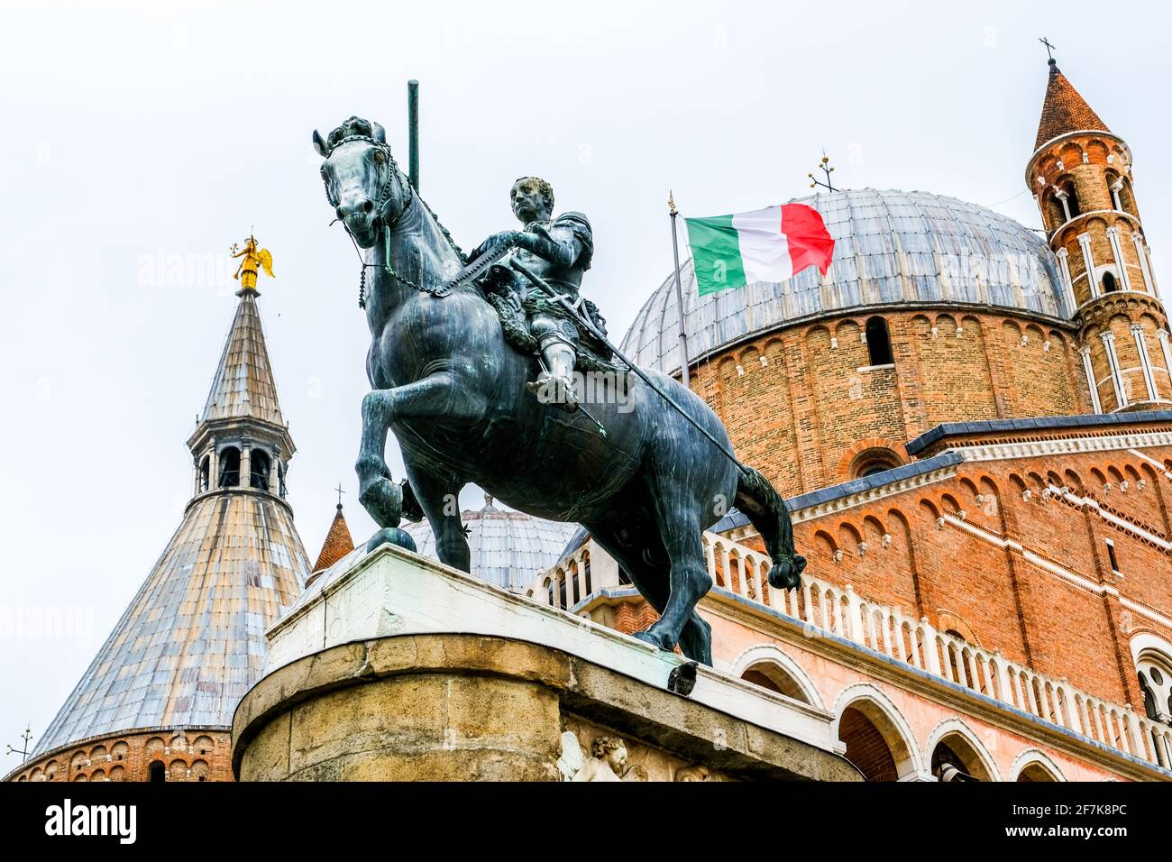 Außenansicht der Basilika St. Antonius in Padua Italien mit Eine Statue von Donatelli im Vordergrund Stockfoto