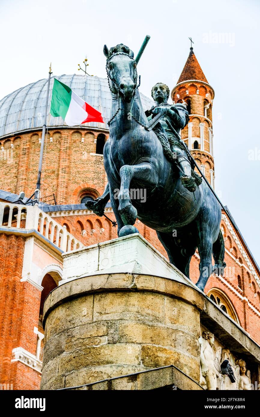 Außenansicht der Basilika St. Antonius in Padua Italien mit Eine Statue von Donatelli im Vordergrund Stockfoto