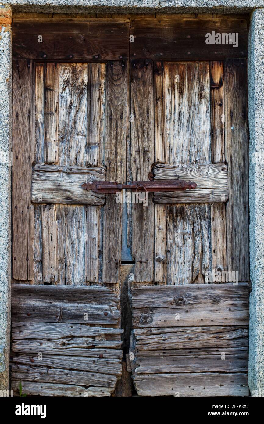 Alte Holztür in Italien mit Eisenschiebeschloss Detail. Speicherplatz kopieren. Stockfoto