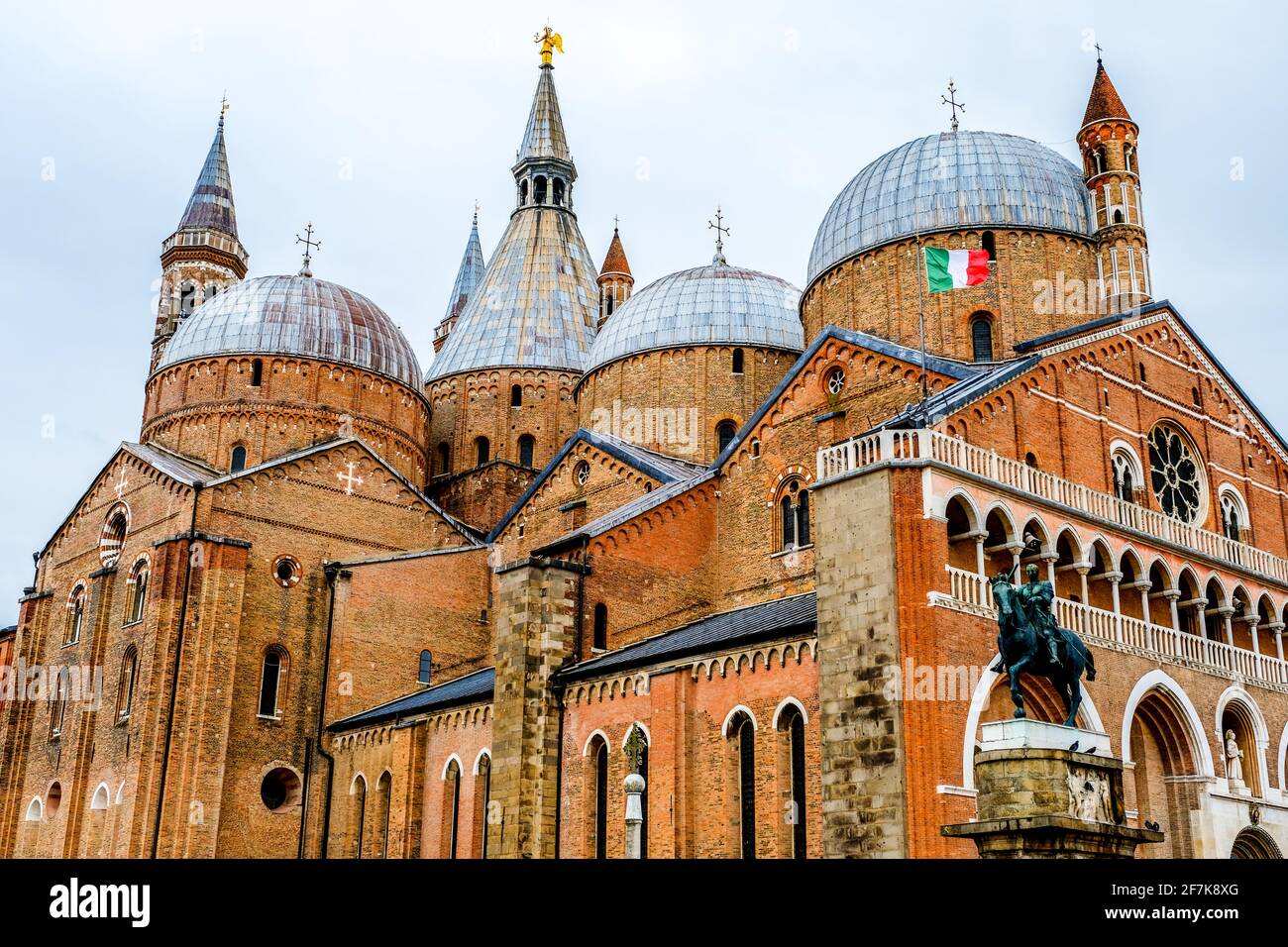 Außenansicht der Basilika St. Antonius in Padua Italien mit Eine Statue von Donatelli im Vordergrund Stockfoto