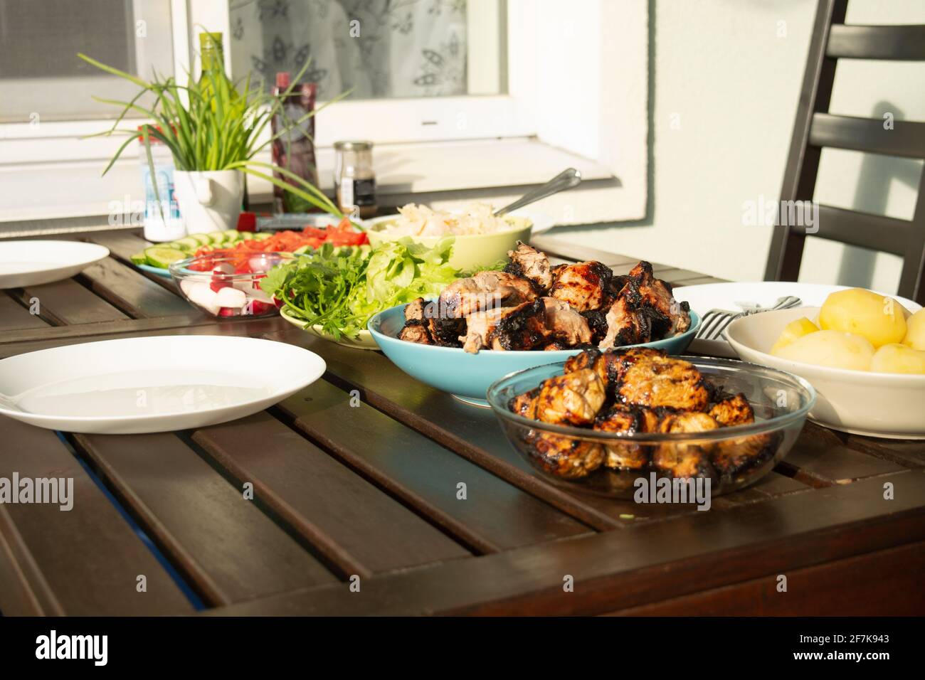 Picknick im Freien mit Grilltreffen und frischem Gemüse im Sommer Zeit Stockfoto