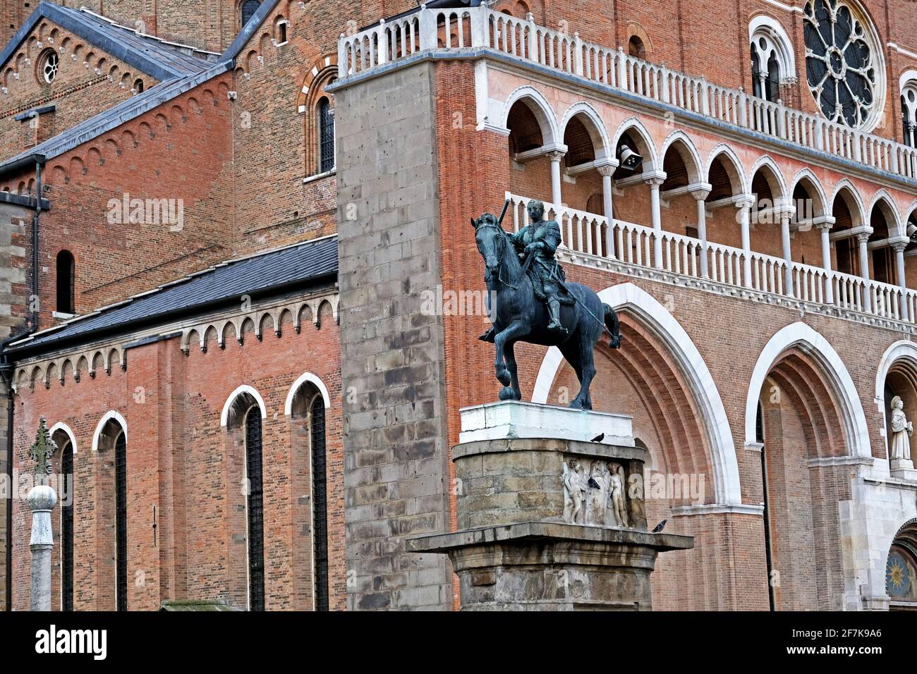Außenansicht der Basilika St. Antonius in Padua Italien mit Eine Statue von Donatelli im Vordergrund Stockfoto
