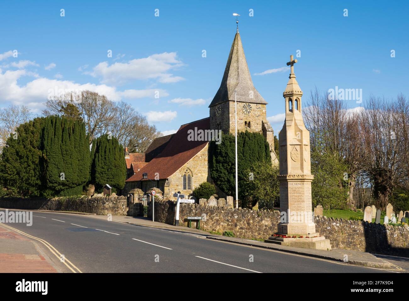 St. Bartholomew's Kirche und das Kriegsdenkmal auf der High Street im High Weald Dorf Burwash, East Sussex, England, Vereinigtes Königreich, Europa Stockfoto