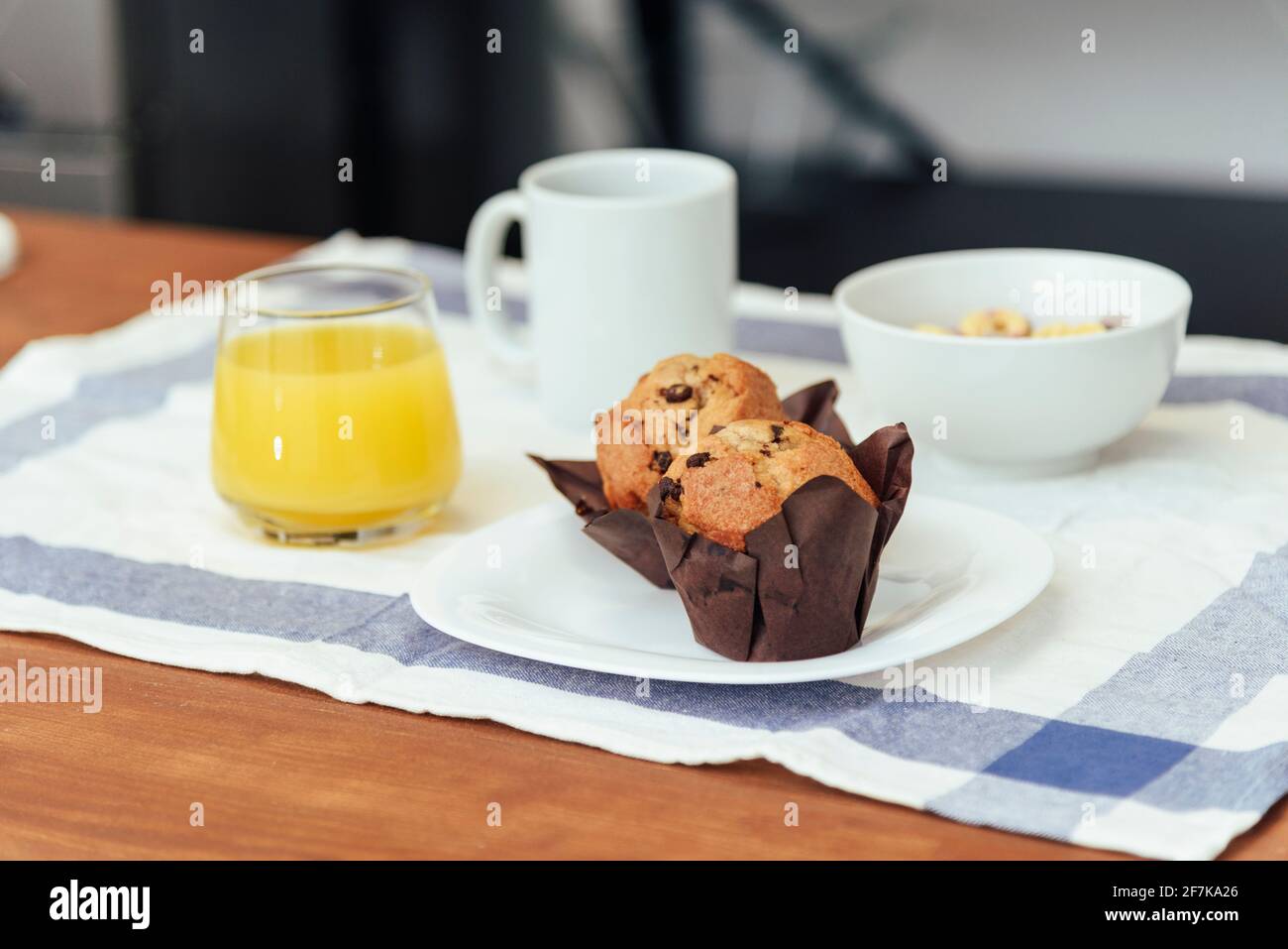 Zum Frühstück gab es Kaffee, Orangensaft, Muffins und Müsli in verschiedenen Farben. Konzept des häuslichen Lebens. Stockfoto
