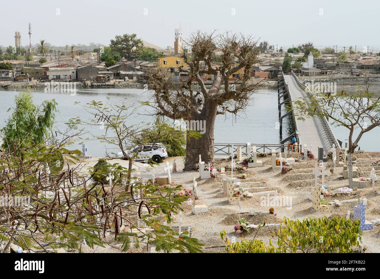 SENEGAL, Insel Fadiouth, gemischter Friedhof für muslime und christen / Insel Fadiouth, christlicher und muslimischer Friedhof, Moschee und Kirche Stockfoto