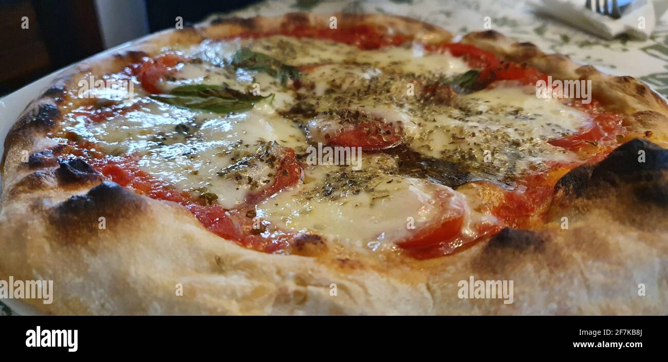 Die dampfende hausgemachte Pizza margherita Stockfoto