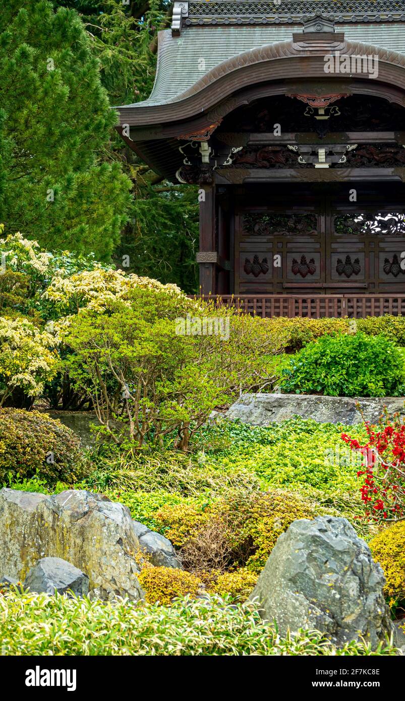 Wunderschöner japanischer Garten des Friedens und Chokushi-Mon (japanisches Tor) in Kew Gardens, Großbritannien Stockfoto