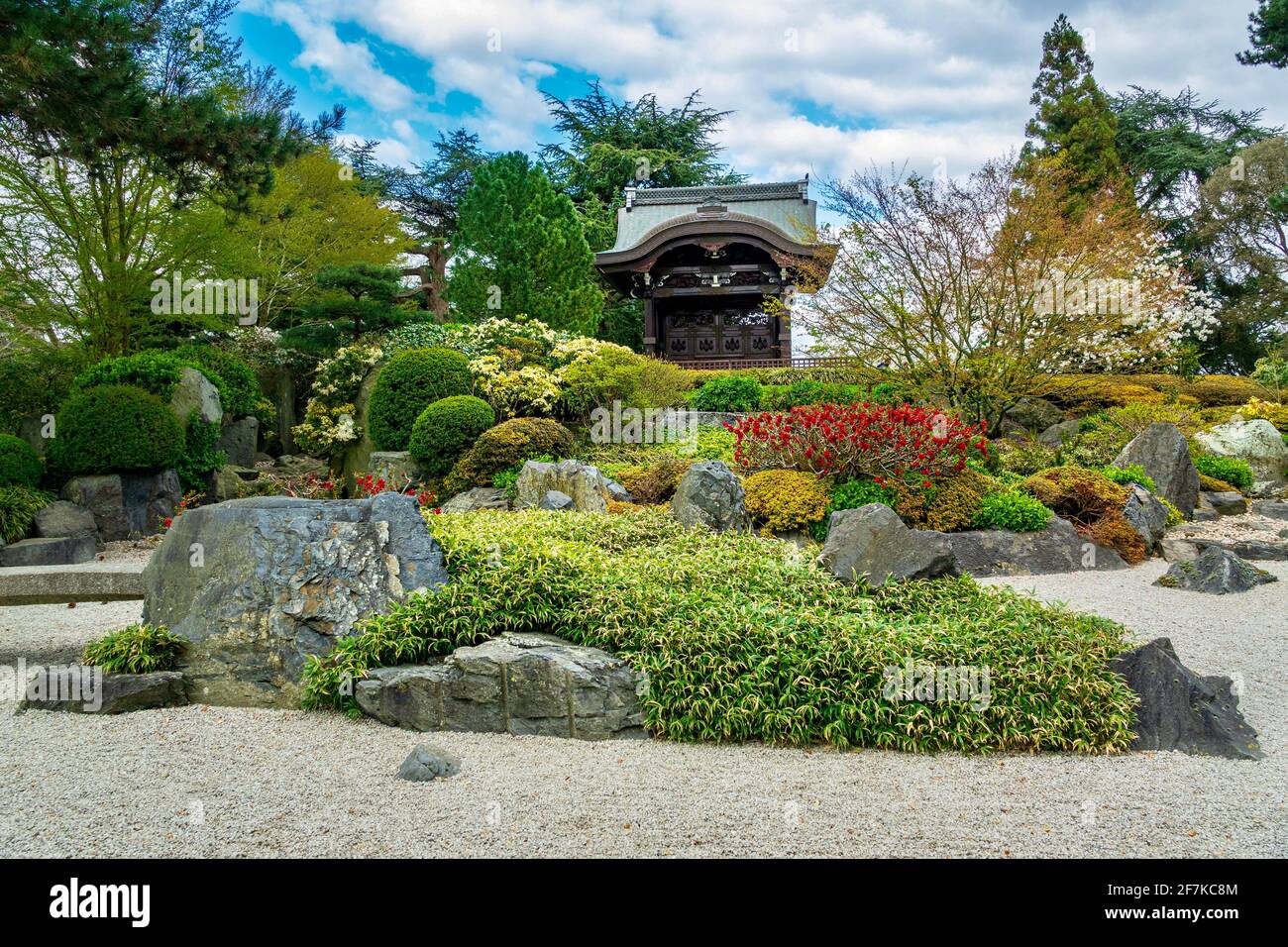 Wunderschöner japanischer Garten des Friedens und Chokushi-Mon (japanisches Tor) in Kew Gardens, Großbritannien Stockfoto