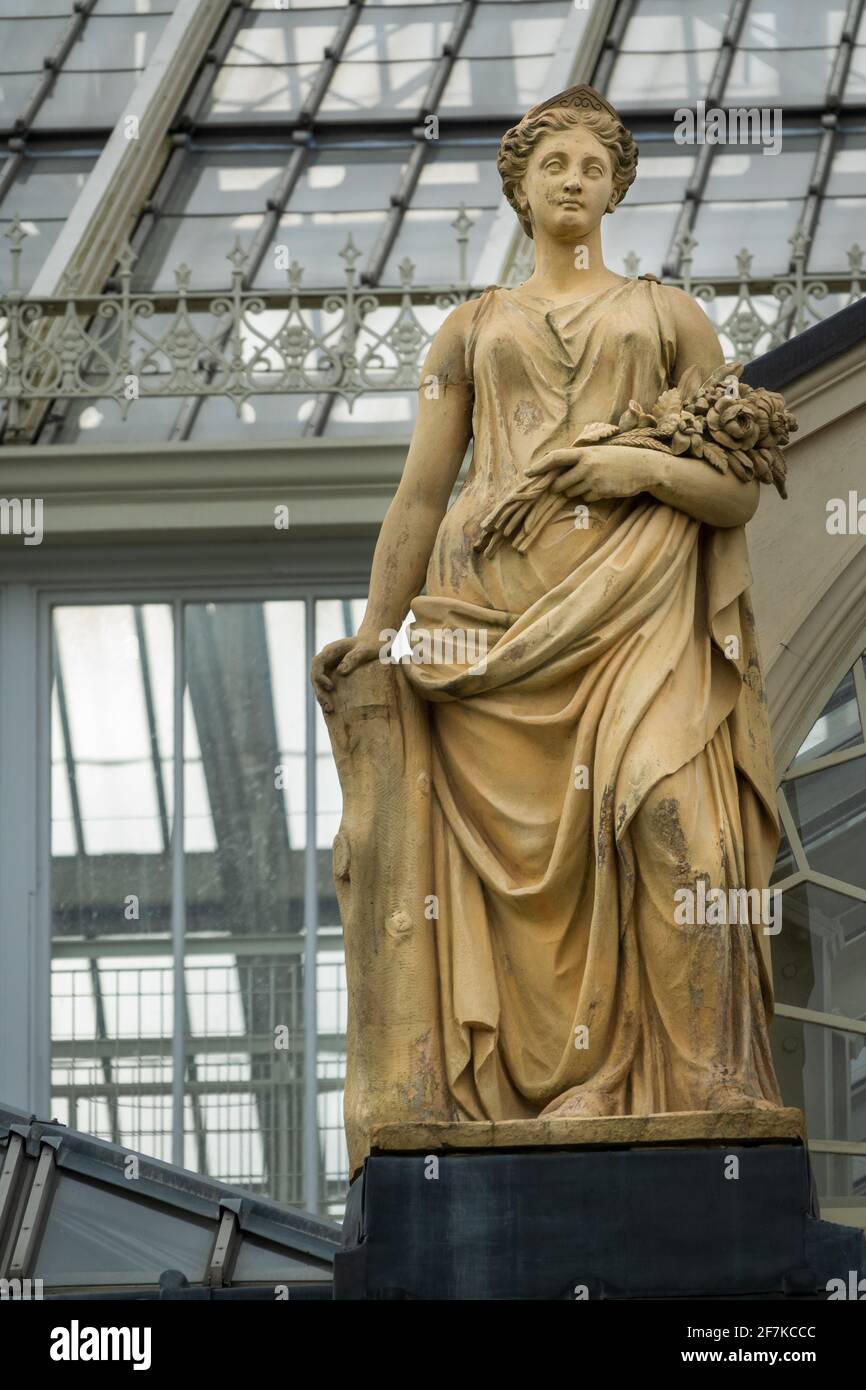 Statuen oder Skulpturen im Royal Botanic Gardens Kew, Kew Garden, London. Stockfoto