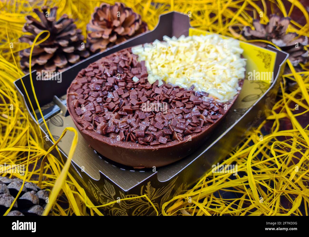 Brasilianisches osterei gefüllt mit granulierter Schokolade und Creme, schmeckte mit einem Löffel. Ostertradition in Brasilien Stockfoto