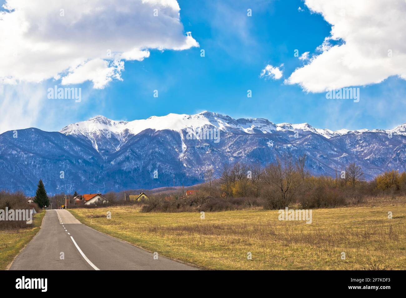 Lika Road Landschaft und Velebit Berg schneebedeckten Gipfeln Blick, Lika Region von Kroatien Stockfoto