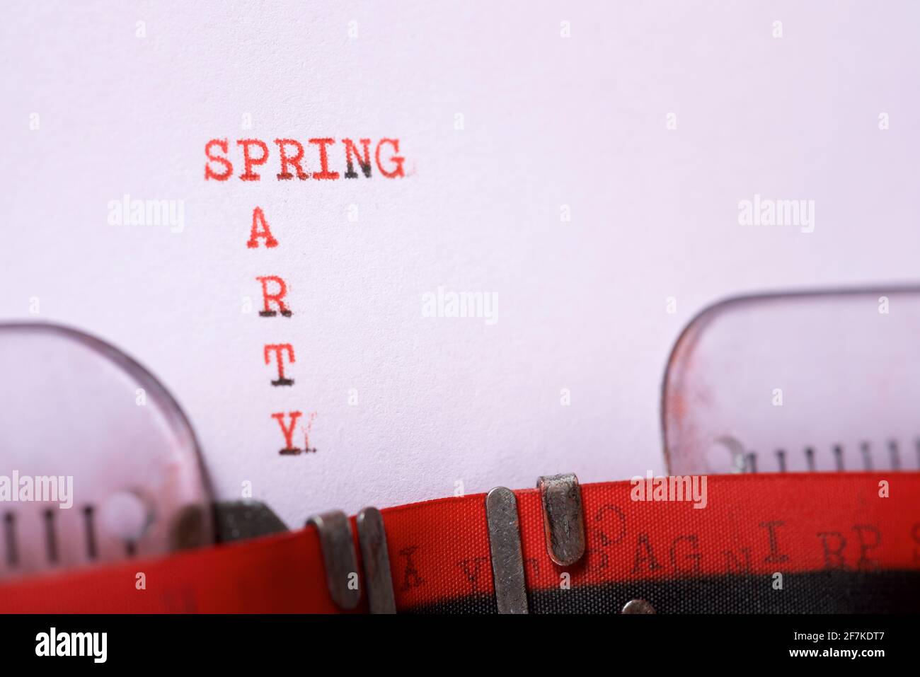 Spring Party Phrase geschrieben mit einer Schreibmaschine. Stockfoto