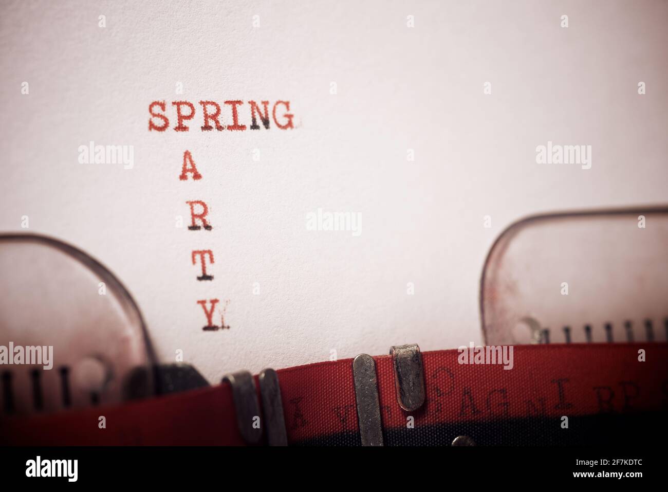 Spring Party Phrase geschrieben mit einer Schreibmaschine. Stockfoto