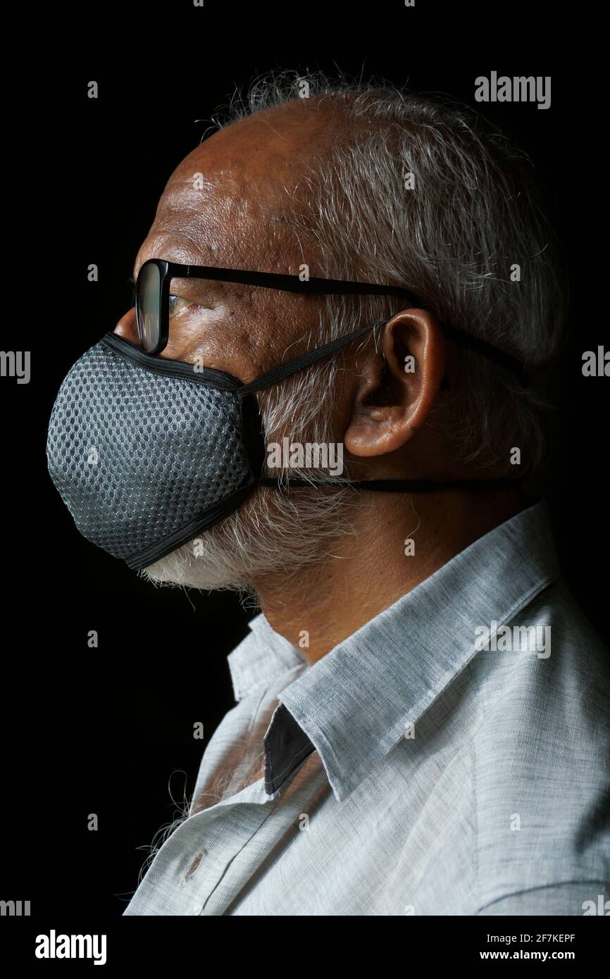 Porträt eines 60 Jahre alten indischen Mannes mit Maske Stockfoto