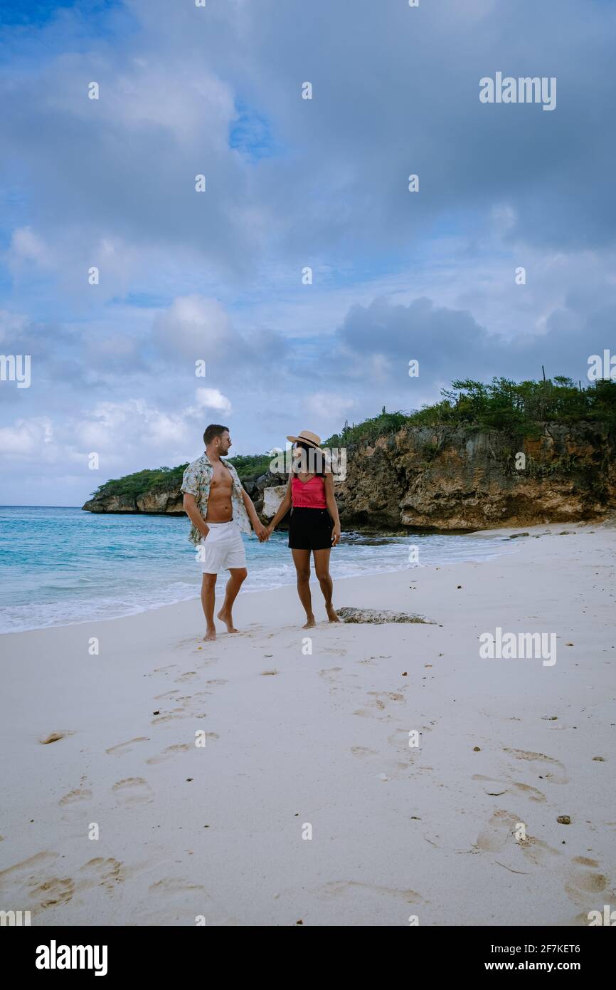 Grote Knip Strand Curacao, Insel Strand von Curacao in der Karibik Männer und Frauen im Urlaub besuchen den Strand. Paar mittleren Alters Männer und Frauen am Strand Playa Knip Stockfoto