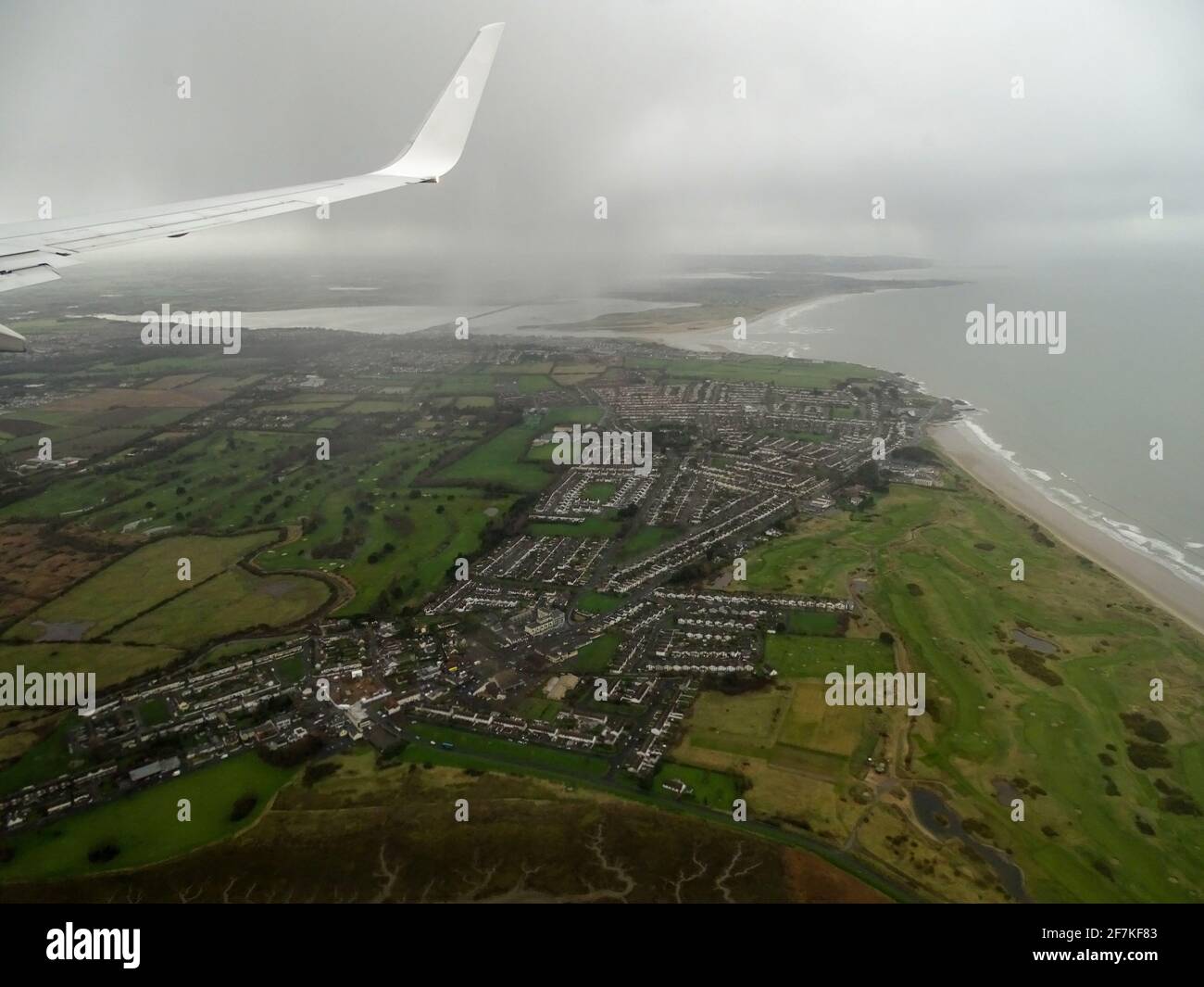 Fensteransicht eines Flugzeugs, das in Irland landete, tolles Reiseziel, Fernweh. Stockfoto