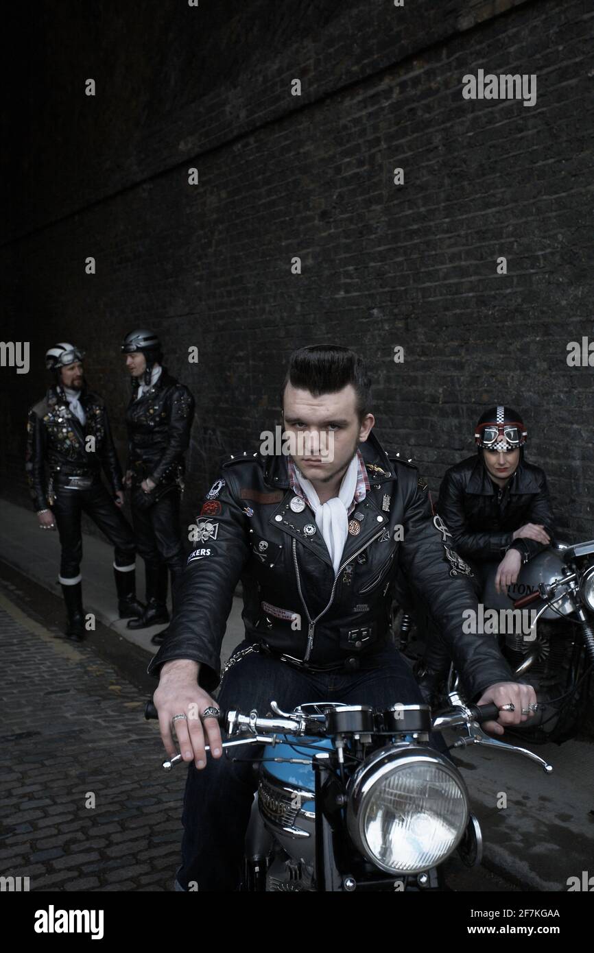 Rockers Gang auf klassischen Cafe Racer Motorräder in London, Großbritannien Stockfoto