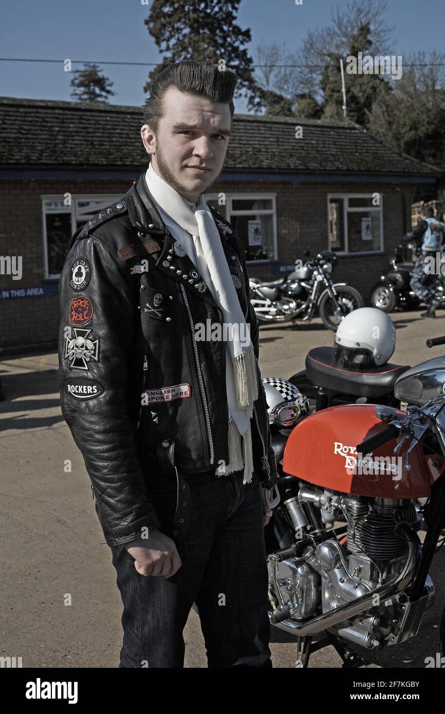 Junge Rocker in Lederjacken im Ton Up Day, Jacks Hill Cafe, Northamptonshire, England. Stockfoto