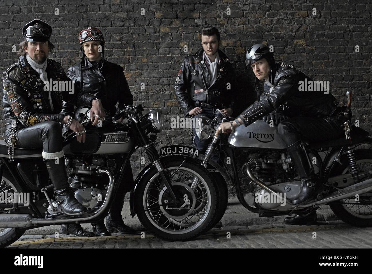 Rocker Gang posiert mit britischen Klassiker Triumph, Triton Motorräder. Rocker auf klassischen Cafe Racer-Motorrädern in London, Großbritannien. Stockfoto