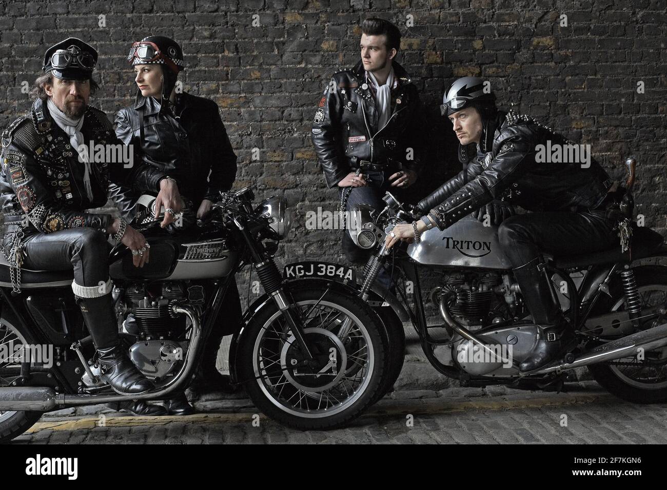 Rocker Gang posiert mit britischen Klassiker Triumph, Triton Motorräder. Rocker auf klassischen Cafe Racer-Motorrädern in London, Großbritannien. Stockfoto