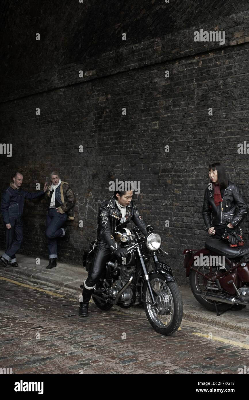 Rockers Gang auf klassischen Cafe Racer Motorräder in London, Großbritannien Stockfoto