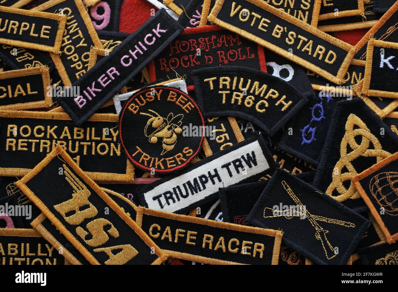 Nahaufnahme von Biker, Cafe Racer und Rocker Patches. Patches zum Verkauf in London, Großbritannien Stockfoto