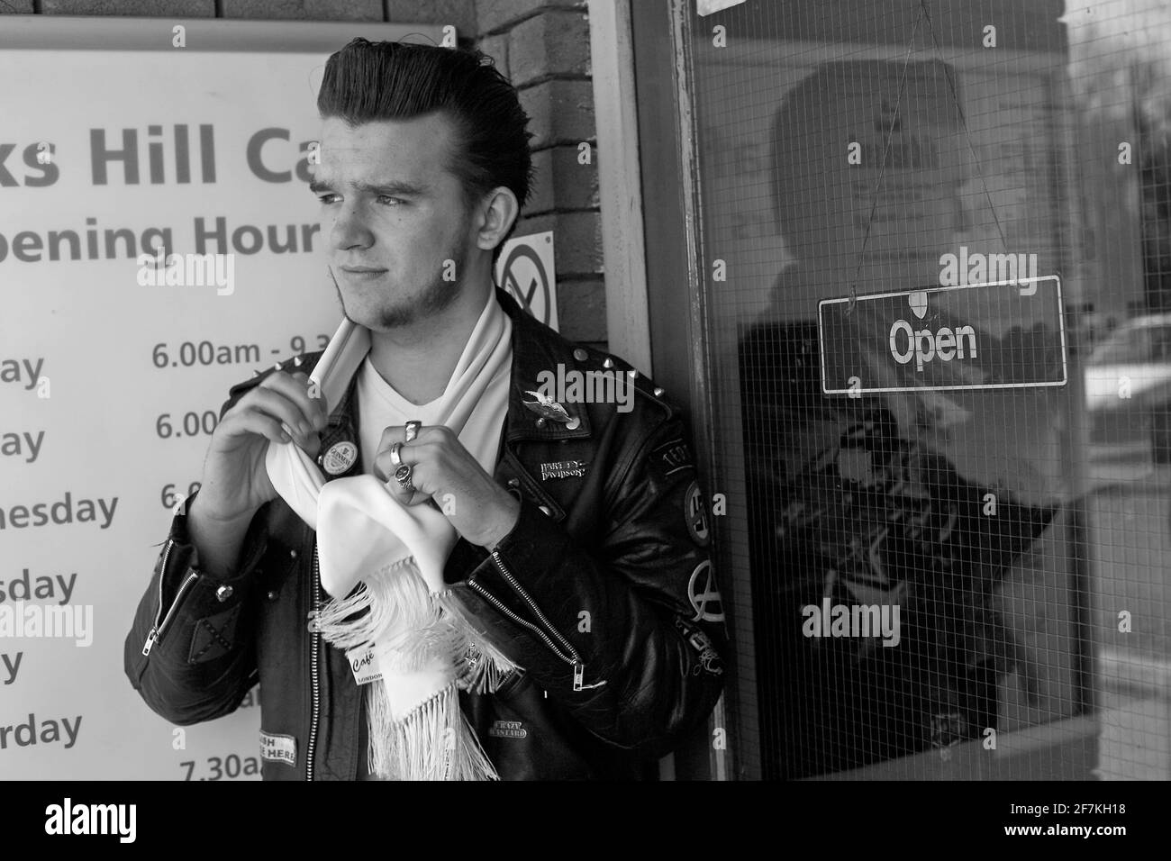 Junger Rocker mit schwarzer Lederjacke und weißem Schal im Ton Up Day, Jacks Hill Cafe, Towcester, Northamptonshire, England. Stockfoto