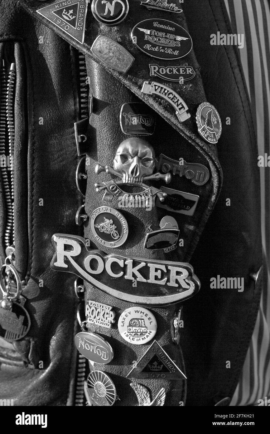 Eine Rocklederjacke mit vielen Pins. Stockfoto