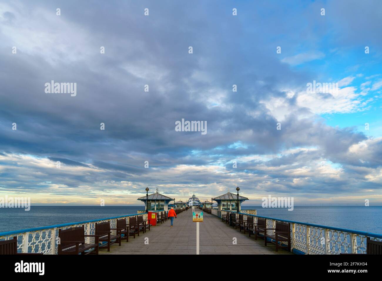 Ein niedriger Winkel Blick auf den Pier in Bangor North Wales, Großbritannien Stockfoto