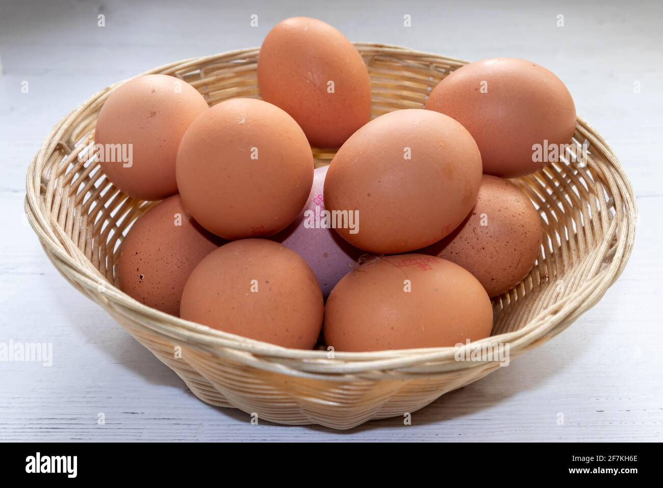 Ein Weidenkorb mit großen frischen Bauerneiern auf einem Weiße Arbeitsplatte Stockfoto