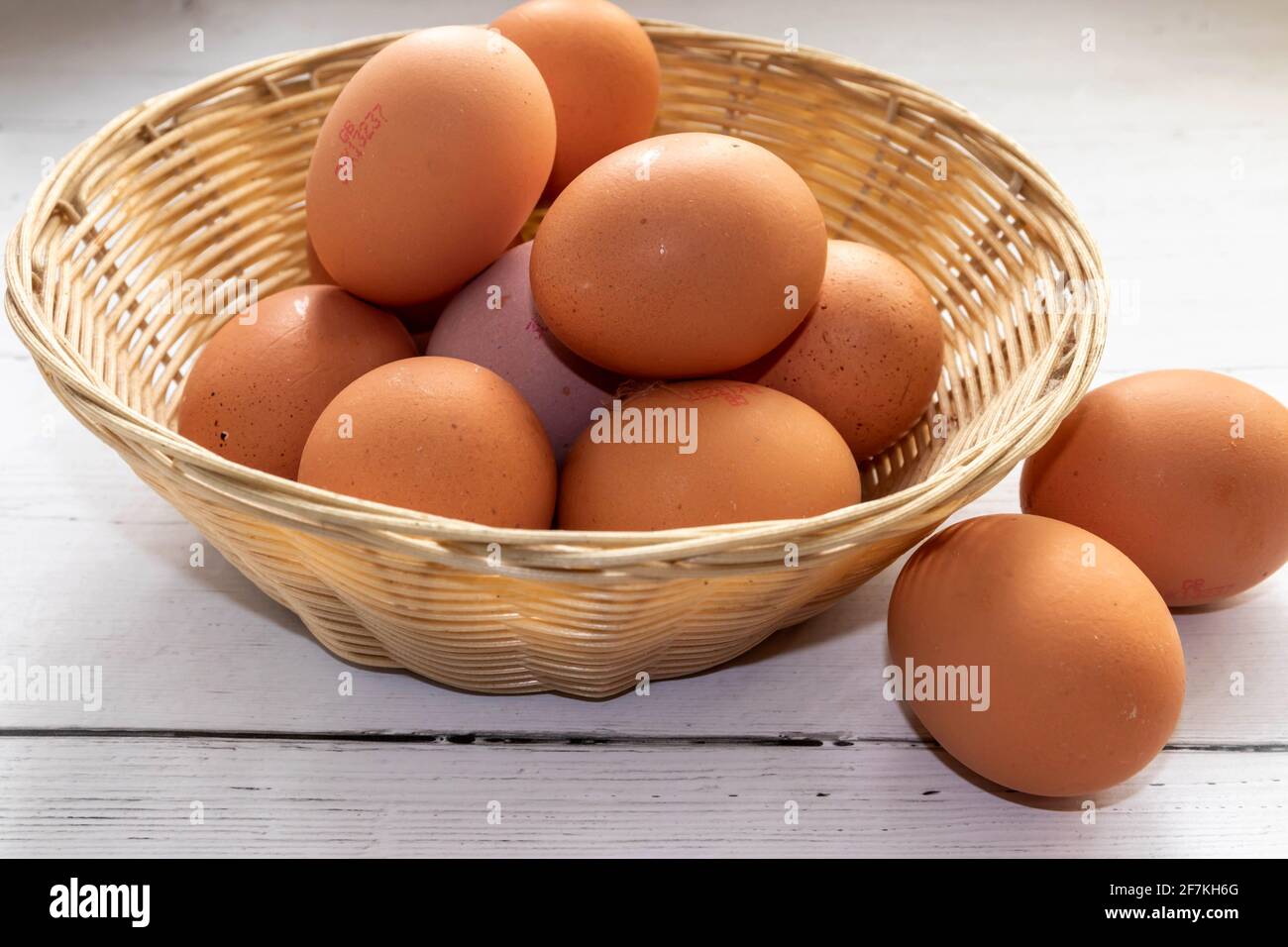 Ein Korb aus frischen Eiern der Farm mit zwei zu Die Seite Stockfoto