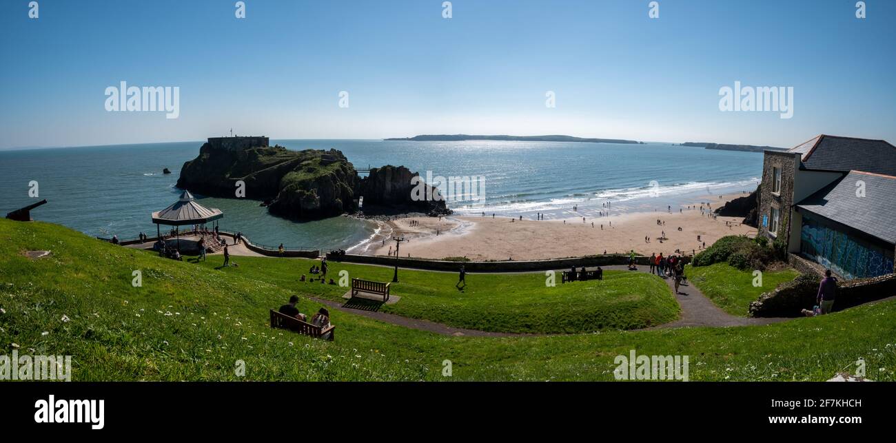 TENBY, SOUTH WALES APRIL 2021-Panorama-Blick auf Tenby Beach Wales uk im Sommer mit Touristen und Besuchern, blauem Meer und Himmel Stockfoto